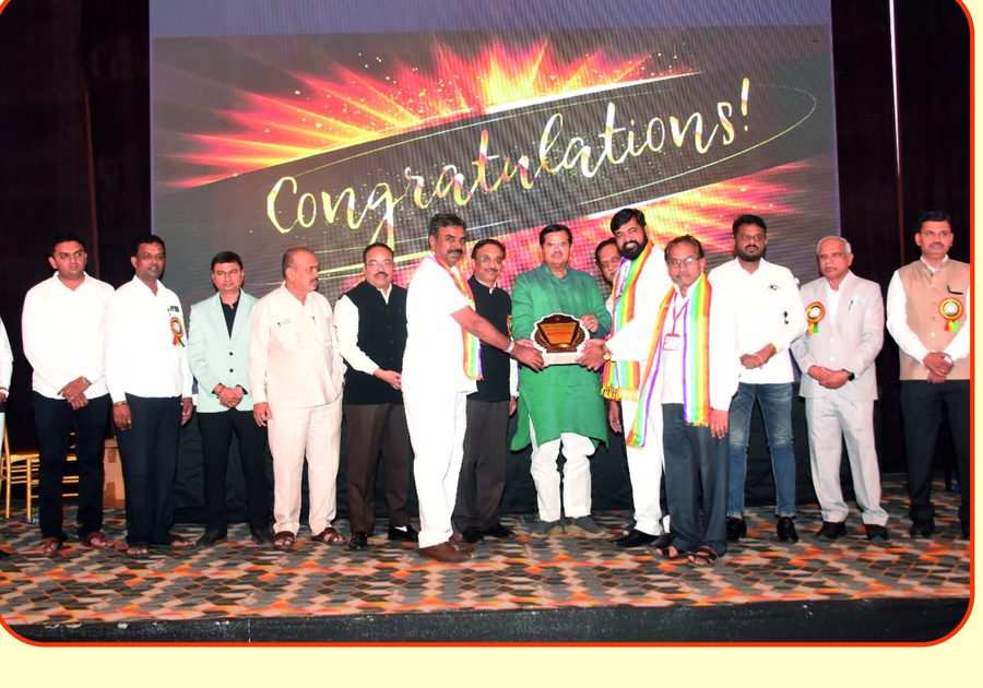 Shri Maharudra Patsanstha representatives receiving a memento at the Nashik District Cooperative Federation training programme, February 2026